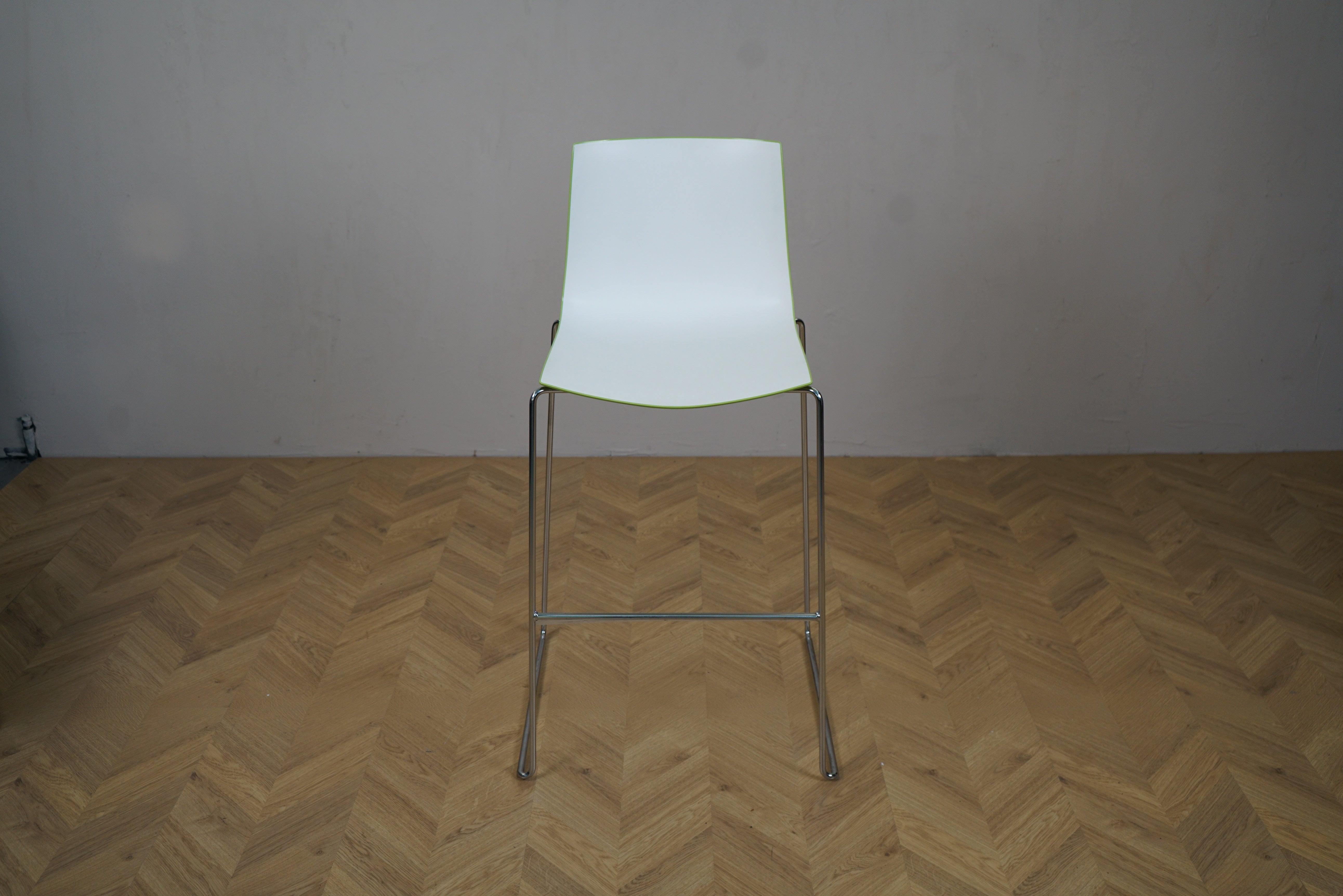 Arper Catifa 46 barstol hvid forside og grøn bagside med krom stel og fodhviler set forfra – stabelbar 80 cm højstol